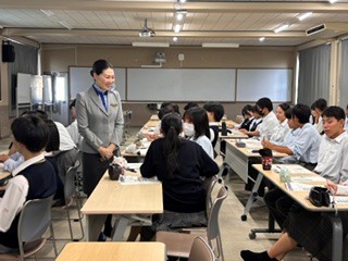 岐阜県立岐阜商業高等学校で、「ANA・航空業界を知る」職業講話を開催しました。