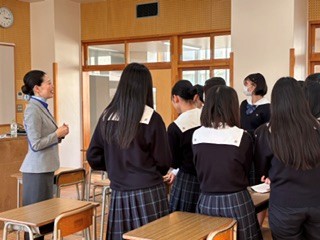 富田高等学校で、「ANA・航空業界の仕事を知る」職業講話を開催しました。